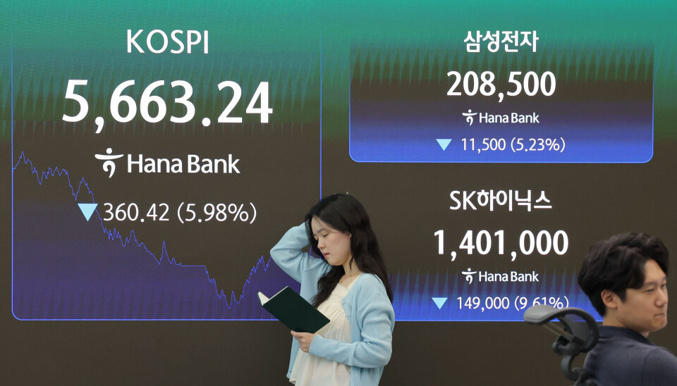 A screen in Hana Bank's trading room in central Seoul shows the Kospi closing at 5,663.24 points on July 29, down 360.42 points, or 5.98 percent, from the previous trading session.