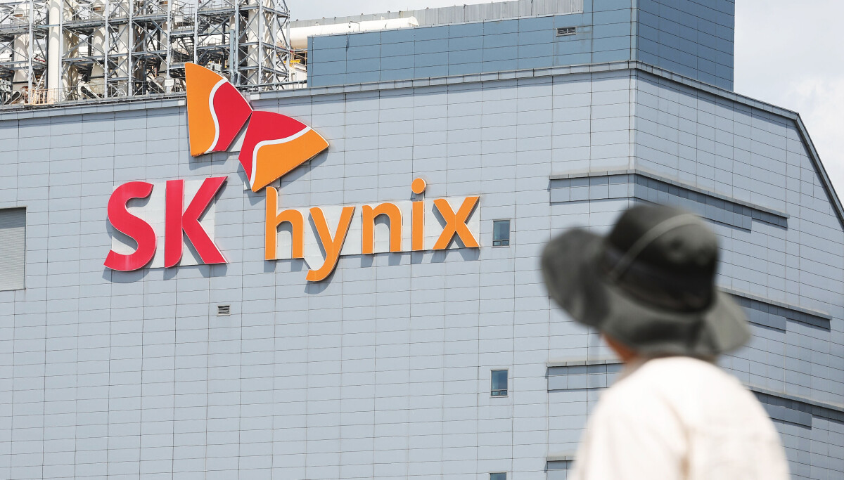 SK hynix weighs stake sale in China chip packaging plant, report says