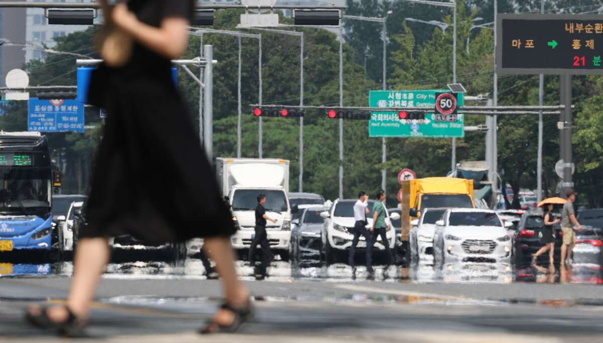Heat illness insurance payouts surge fourfold in Gyeonggi’s record summer