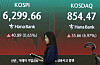 코스닥 급등-코스피 찔끔 상승 (서울=연합뉴스) 이지은 기자 = 10일 서울 중구 하나은행 딜링룸 현황판에 코스피와 코스닥지수가 표시되고 있다. 이날 코스피는 40.89포인트(0.65%) 오른 6,299.66으로, 코스닥은 55.66포인트(6.97%) 오른 854.47에 마감했다. 2026.8.10 jieunlee@yna.co.kr/2026-08-10 15:56:44/