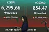코스닥 급등-코스피 찔끔 상승 (서울=연합뉴스) 이지은 기자 = 10일 서울 중구 하나은행 딜링룸 현황판에 코스피와 코스닥지수가 표시되고 있다. 이날 코스피는 40.89포인트(0.65%) 오른 6,299.66으로, 코스닥은 55.66포인트(6.97%) 오른 854.47에 마감했다. 2026.8.10 jieunlee@yna.co.kr/2026-08-10 15:56:44/