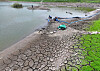 Farmers install a water pump to irrigate rice paddies at a reservoir in Daegu on Aug. 11 amid a prolonged drought. //  말라가는 저수지에 양수기 설치하는 농민들 (대구=연합뉴스) 윤관식 기자 = 가뭄이 이어지고 있는 11일 대구 북구 도남저수지가 가뭄으로 바닥이 드러난 가운데 농민들이 논에 물을 대기 위해 양수기를 설치하고 있다. 2026.8.11 psik@yna.co.kr/2026-08-11 15:50:01/