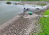 Farmers install a water pump to irrigate rice paddies at a reservoir in Daegu on Aug. 11 amid a prolonged drought. //  말라가는 저수지에 양수기 설치하는 농민들 (대구=연합뉴스) 윤관식 기자 = 가뭄이 이어지고 있는 11일 대구 북구 도남저수지가 가뭄으로 바닥이 드러난 가운데 농민들이 논에 물을 대기 위해 양수기를 설치하고 있다. 2026.8.11 psik@yna.co.kr/2026-08-11 15:50:01/