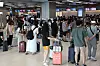 Caption: ‘떠나요’ (서울=연합뉴스) 윤동진 기자 = 본격적인 여름 휴가철을 맞은 26일 서울 김포공항 국내선 출국장이 붐비고 있다. 2026.7.26 mon@yna.co.kr/2026-07-26 11:01:18/