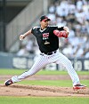 빅리그 112승 투수 LG 카라스코, 7이닝 퍼펙트 압도적 데뷔전 (서울=연합뉴스) 미국프로야구 메이저리그(MLB)에서 통산 112승을 거둔 베테랑 우완 투수 카를로스 카라스코(39·LG 트윈스)가 그야말로 압도적인 KBO리그 데뷔전을 치렀다. 카라스코는 1일 서울 잠실구장에서 열린 프로야구 두산 베어스와의 방문 경기에 선발 등판해 7이닝 동안 안타와 볼넷을 하나도 허용하지 않는 무결점 완벽투로 두산 타선을 잠재웠다. 삼진은 2개를 낚았다. 투구 수가 이닝당 평균 10개를 갓 넘긴 74개에 불과했다. 사진은 이날 경기에서 역투하는 카라스코. 2026.8.1 [LG 트윈스 제공. 재판매 및 DB 금지] photo@yna.co.kr/2026-08-01 22:32:13/