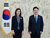 이재명 대통령과 주한 미국 대사 (서울=연합뉴스) 한상균 기자 = 이재명 대통령이 12일 청와대에서 열린 주한대사 신임장 제정식에서 미셸 스틸 미국대사와 기념촬영을 하고 있다. 2026.8.12 xyz@yna.co.kr/2026-08-12 11:07:09/