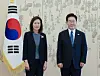 이재명 대통령과 주한 미국 대사 (서울=연합뉴스) 한상균 기자 = 이재명 대통령이 12일 청와대에서 열린 주한대사 신임장 제정식에서 미셸 스틸 미국대사와 기념촬영을 하고 있다. 2026.8.12 xyz@yna.co.kr/2026-08-12 11:07:09/