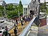 대구 달서구 선돌공원과 선돌마당공원 사이에 놓인 선돌보도교 위에서 방문객들이 촬영용 드론을 향해 손을 흔들고 있다. 사진 달서구