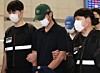 (인천공항=뉴스1) = 카자흐스탄에 거점을 두고 한국인을 대상으로 보이스피싱 범죄를 벌여온 조직원 2명이 5일 인천국제공항 제1여객터미널을 통해 국내로 송환되고 있다.