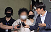 (천안=뉴스1) 이시우 기자 = 11세 아동을 학대해 숨지게 한 혐의(아동학대치사)를 받고 있는 천안의 한 교회 목사 A 씨(62·여)가 14일 충청남도 천안시 동남구 천안동남경찰서 유치장에서 검찰로 송치되고 있다. 2026.8.14/뉴스1