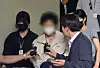 (천안=뉴스1) 이시우 기자 = 11세 아동을 학대해 숨지게 한 혐의(아동학대치사)를 받고 있는 천안의 한 교회 목사 A 씨(62·여)가 14일 충청남도 천안시 동남구 천안동남경찰서 유치장에서 검찰로 송치되고 있다. 2026.8.14/뉴스1