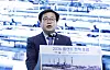 Yeo Han-koo speaks at a Seoul plant policy forum beside a sign displaying industrial facilities.