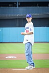 Yeonjun do TXT lança primeiro arremesso cerimonial no Dodgers Korean Heritage Night