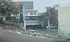 Caption: 호우에 도로 덮친 돌무더기 (거제=연합뉴스) 17일 오전 경남 거제시 옥포동 한 도로에 호우로 토사와 돌이 흘러내려 도로 위에 쌓여 있다. 2026.8.17 [독자 제공. 재판매 및 DB 금지] ymp@yna.co.kr/2026-08-17 07:49:50/