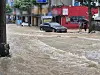 흙탕물에 잠긴 거제 옥포동 도로 (거제=연합뉴스) 정종호 기자 = 17일 오전 경남 거제시 옥포동 도로가 집중호우로 불어난 흙탕물에 잠겨 있다. 2026.8.17 jjh23@yna.co.kr/2026-08-17 10:12:18/