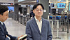 Industry Minister Kim Jung-kwan listens to reporters' questions after his arrival at Washington Dulles International Airport in Virgina on Aug. 16.