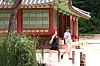 Caption: 종묘에서 보내는 시간 (서울=연합뉴스) 진연수 기자 = 13일 서울 종로구 종묘를 찾은 외국인 관광객들이 시간을 보내고 있다. 국가유산청 궁능유적본부는 제48차 유네스코 세계유산위원회 개최를 기념해 종묘와 창덕궁, 조선왕릉이 오는 19일까지 무료로 개방한다. 2026.7.13 jin90@yna.co.kr/2026-07-13 14:30:32/