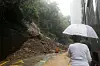 (거제=뉴스1) 윤일지 기자 = 17일 경남 거제시 옥포동의 한 아파트 인근에서 산사태가 발생해 주민이 이를 지켜보고 있다. 2026.8.17/뉴스1