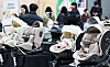 (서울=뉴스1) 김도우 기자 = 20일 서울 강남구 세텍에서 열린 서울베이비키즈페어에서 관람객들이 육아용품을 살펴보고 있다. 2026.2.20/뉴스1