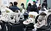 (서울=뉴스1) 김도우 기자 = 20일 서울 강남구 세텍에서 열린 서울베이비키즈페어에서 관람객들이 육아용품을 살펴보고 있다. 2026.2.20/뉴스1