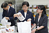 Health Minister Jeong Eun Kyeong prepares a gift bundle to support social minorities at a community center in Hwaseong, Gyeonggi, on July 20.
