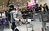 (서울=뉴스1) 오대일 기자 = 22일 서울 강남구 코엑스에서 열린 '2026 월드IT쇼'(WIS 2026)를 찾은 관람객들이 KT 부스에서 K-RaaS 플랫폼을 활용한 산업 현장 피지컬 AI 시연을 지켜보고 있다. '생각을 넘어 행동으로: AI, 현실을 움직이다'를 슬로건으로, ‘피지컬 AI 대전환’을 핵심 주제로 구성한 이번 전시는 17개국 460개 기업·기관이 참여한 가운데 오는 24일까지 사흘간 진행된다. 2026.4.22/뉴스1