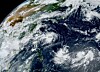 일본 히마와리 위성으로 본 태풍 사우델(우측 하단). 아직 태풍의 구조를 완전하게 갖추지 않았다. CIRA/NOAA