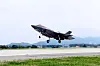 (서울=뉴스1) = 공군은 지난 11일부터 미 공군과 국내 임무 공역에서 F-35A를 포함해 다수의 전투기가 참가하는 연합비행훈련을 하고 있다고 14일 밝혔다. 지난 12일 우리 공군 F-35A가 청주 공군기지 활주로에서 힘차게 이륙하고 있다. (공군 제공) 2022.7.14/뉴스1