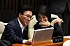 Democratic Party leader Kim Min-seok, left, chats with Rep. Choi Min-hee during a plenary session held at the National Assembly in western Seoul on Aug. 26.