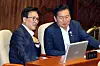 Democratic Party leader Kim Min-seok, left, chats with Rep. Jung Chung-rae during a plenary session held at the National Assembly in western Seoul on Aug. 26.