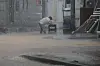 (대구=뉴스1) 공정식 기자 = 30일 오후 대구 수성구 달구벌대로 인근에 천둥번개를 동반한 폭우가 쏟아져 골목이 침수되자 한 주민이 골목길 배수로를 뚫고 있다. 2026.8.30/뉴스1