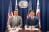 구혁채 1차관, 미국 에너지부와 협력의향서 체결 (서울=연합뉴스) 구혁채 과학기술정보통신부 제1차관이 지난 27일(현지시간) 미국 워싱턴 D.C.에서 다리오 길 미국 에너지부 과학차관을 만나 '핵·고에너지 물리 분야 협력의향서'를 체결하고 있다. 2026.8.31 [과학기술정보통신부 제공. 재판매 및 DB 금지] photo@yna.co.kr/2026-08-31 13:29:08/