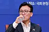 Ruling Democratic Party chief Kim Min-seok drinks water at the National Assembly in western Seoul on Aug. 31.