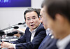 반부패정책협의회 참석한 김용범 정책실장 (서울=연합뉴스) 김도훈 기자 = 김용범 정책실장이 21일 청와대에서 이재명 대통령 주재로 열린 국민주권정부 제1차 반부패정책협의회에 앞서 참석자들과 대화하고 있다. 2026.8.21 superdoo82@yna.co.kr/2026-08-21 15:48:28/