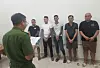 지난해 9월 중국인 2명에 대한 불법 감금 및 폭행 혐의로 형사 구금된 중국ㆍ베트남 국적 피의자들. 현지 경찰은 이 사건 피의자 10명을 추가로 불러 조사했다. 사진 베트남 다낭시 공안당국.
