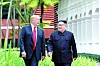 2018년 6월 12일 싱가포르에서 열린 북미 정상회담에서 김정은 북한 국무위원장(오른쪽)과 도널드 트럼프 미국 대통령이 회담장인 카펠라 호텔 주변을 산책하고 있다. AFP=연합뉴스