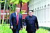 2018년 6월 12일 싱가포르에서 열린 북미 정상회담에서 김정은 북한 국무위원장(오른쪽)과 도널드 트럼프 미국 대통령이 회담장인 카펠라 호텔 주변을 산책하고 있다. AFP=연합뉴스