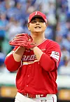 8회 무실점으로 막은 SSG 김민 (인천=연합뉴스) 임순석 기자 = 11일 인천 SSG랜더스필드에서 열린 2025 프로야구 KBO리그 포스트시즌 준플레이오프 2차전 삼성 라이온즈와 SSG 랜더스의 경기. 8회초 SSG 네 번째 투수 김민이 무실점으로 막은 후 웃으며 더그아웃으로 향하고 있다. 2025.10.11 soonseok02@yna.co.kr/2025-10-11 16:41:17/