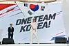 단기 흔드는 이상현 선수단장 (진천=연합뉴스) 서대연 기자 = 이상현 2026 아이치·나고야 아시안게임 선수단장이 3일 충북 진천선수촌에서 열린 결단식에서 유승민 대한체육회장으로부터 단기를 받아 흔들고 있다. 2026.9.3 dwise@yna.co.kr/2026-09-03 16:51:12/