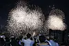 (서울=뉴스1) 이종수 기자 = 5일 오후 서울 용산 이촌동 일대에서 바라본 ‘서울세계불꽃축제 2026’에서 형형색색의 불꽃이 밤하늘을 밝히고 있다. 2026.9.5/뉴스1