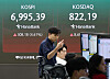 코스피, 4.6% 급등 마감 (서울=연합뉴스) 김주형 기자 = 코스피가 4.6% 넘게 급등 마감한 7일 서울 중구 하나은행 딜링룸 현황판에 코스피와 코스닥, 원/달러 환율 등이 표시되고 있다. 이날 코스피는 전 거래일 대비 308.18포인트(4.61%) 오른 6,995.39에 장을 마쳤다. 7,000선 탈환까지 단 4.61포인트 남겨뒀다. 코스닥은 8.69포인트(1.07%) 오른 822.19에 마감했다. 2026.9.7 kjhpress@yna.co.kr/2026-09-07 15:59:31/