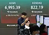 코스피, 4.6% 급등 마감 (서울=연합뉴스) 김주형 기자 = 코스피가 4.6% 넘게 급등 마감한 7일 서울 중구 하나은행 딜링룸 현황판에 코스피와 코스닥, 원/달러 환율 등이 표시되고 있다. 이날 코스피는 전 거래일 대비 308.18포인트(4.61%) 오른 6,995.39에 장을 마쳤다. 7,000선 탈환까지 단 4.61포인트 남겨뒀다. 코스닥은 8.69포인트(1.07%) 오른 822.19에 마감했다. 2026.9.7 kjhpress@yna.co.kr/2026-09-07 15:59:31/