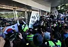 '당일투표 수개표' 문구 적힌 종이 떼는 경찰 (서울=연합뉴스) 박동주 기자 = 6·3 지방선거 투표용지 부족 사태로 촉발된 잠실 개표소 봉쇄 시위가 이어진 8일 서울 송파구 올림픽공원 핸드볼경기장에서 경찰이 '당일투표 수개표'라는 문구가 적힌 종이를 떼고 있다. 2026.9.8 pdj6635@yna.co.kr/2026-09-08 09:18:36/