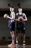 Twin basketball players Yoon Ji-won and Yoon Ji-hoon pose for photograph during an interview with the JoongAng Ilbo at Kyungbock High School in central Seoul on Sept. 2.