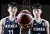 Twin basketball players Yoon Ji-won and Yoon Ji-hoon pose for photograph during an interview with the JoongAng Ilbo at Kyungbock High School in central Seoul on Sept. 2.