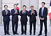 파리(프랑스)=뉴스1) 이재명 기자 = 이종명 삼성전자 부사장(왼쪽)과 아르퇴르 망슈 미스트랄AI CEO가 8일(현지시간) 파리 엘리제궁에서 이재명 대통령과 에마뉘엘 마크롱 프랑스 대통령이 참석한 가운데 삼성전자-미스트랄AI 투자협약을 마친 뒤 이재용 삼성전자 회장과 기념촬영을 하고 있다. 왼쪽부터 이종명 삼성전자 부사장, 이재용 삼성전자 회장, 이 대통령, 마크롱 대통령, 아르퇴르 망슈 미스트랄AI CEO. 2026.9.8/뉴스1