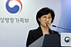 (서울=뉴스1) 이종덕 기자 = 원민경 성평등가족부장관이 11일 서울 종로구 정부서울청사에서 구글 디지털 성범죄 피해 정보 유출 관련 브리핑을 하고 있다. 원 장관은 이번 사안의 위법 사항이 확인될 경우 구글은 그에 상응하는 법적 책임을 져야 할 것 이라고 말했다. 2026.9.11/뉴스1