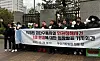 국가·부산시 상대 손배소서 승소한 덕성원 피해자들 (부산=연합뉴스) 김재홍 기자 = 부산 아동보호시설 덕성원의 인권유린 피해자들이 24일 오후 부산지법 앞에서 기자회견을 열고 국가와 부산시를 상대로 제기했던 손해배상 청구 소송 승소에 대한 입장을 밝히고 있다. 부산지법 민사11부는 이날 선고 공판에서 국가와 부산시가 원고들의 청구액 460억원 중 390억원을 지급하라고 판결했다. 2025.12.24 pitbull@yna.co.kr/2025-12-24 15:54:52/