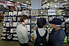 Caption: (서울=뉴스1) 박정호 기자 = 추석 명절을 앞둔 10일 서울시 서초구 농협하나로마트 양재점을 찾은 고객들이 추석 선물세트를 고르고 있다. 농협은 자체 재원 등을 활용해 291억 원을 추가 투입, 정부 지원액 등을 포함해 총 877억 원 규모의 할인 행사를 하나로마트와 NH싱씽몰 등 온·오프라인에서 진행한다. 2026.9.10/뉴스1