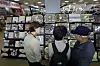 Caption: (서울=뉴스1) 박정호 기자 = 추석 명절을 앞둔 10일 서울시 서초구 농협하나로마트 양재점을 찾은 고객들이 추석 선물세트를 고르고 있다. 농협은 자체 재원 등을 활용해 291억 원을 추가 투입, 정부 지원액 등을 포함해 총 877억 원 규모의 할인 행사를 하나로마트와 NH싱씽몰 등 온·오프라인에서 진행한다. 2026.9.10/뉴스1